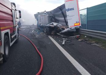 Fiamme avvolgono un camion sull’A14: traffico in tilt tra Forlì e Faenza