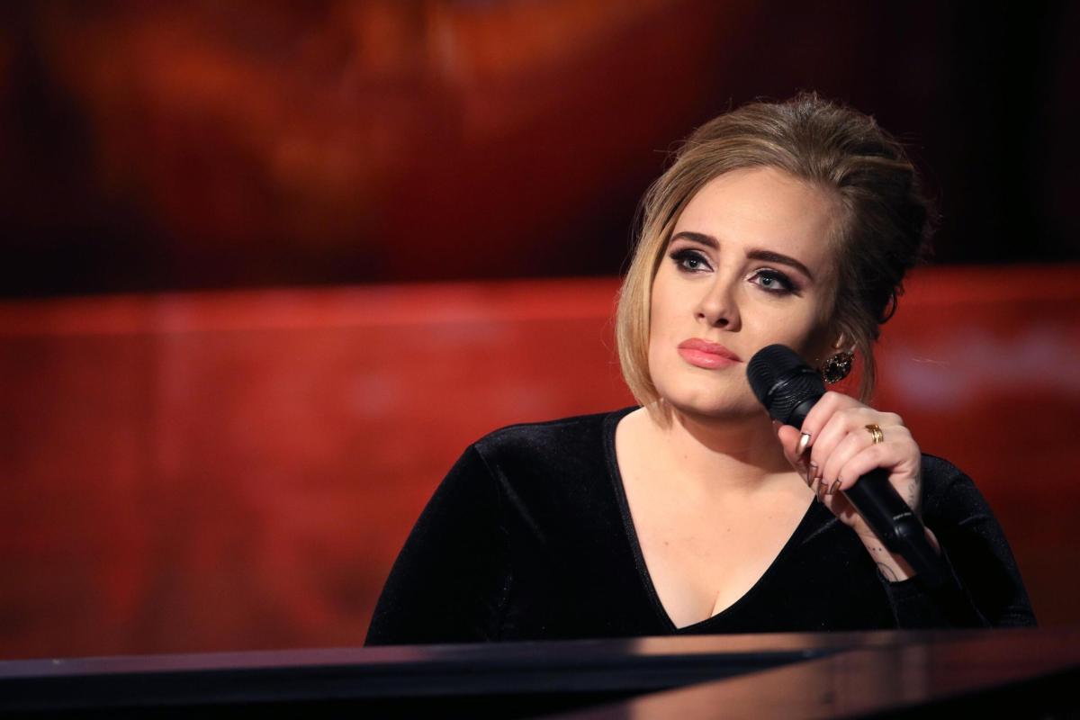 Adele dimentica il testo di una canzone durante il concerto: ecco c…