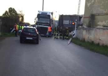 Brindisi, incidente a Torre Canne: camion in fiamme sulla SS379