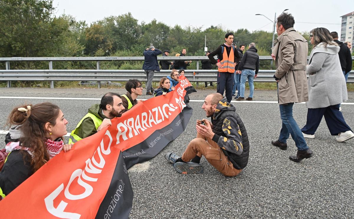 Ultima Generazione blocca A4 oggi 19 ottobre 2023: autostrada Torin…