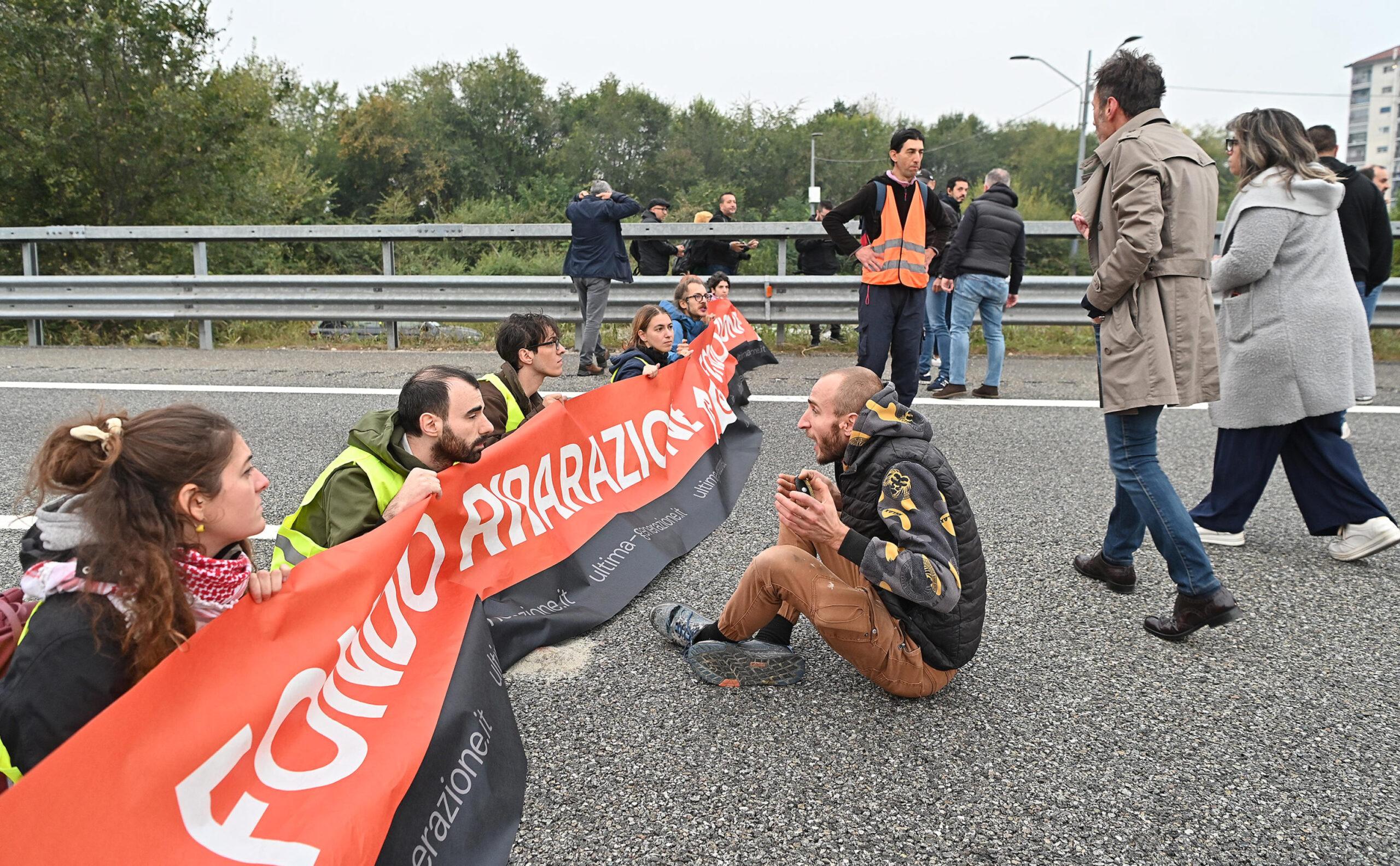 Ultima Generazione blocca A4 oggi 19 ottobre 2023: autostrada Torino-Milano in tilt