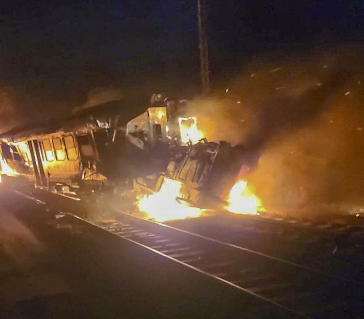 Tragedia a Cosenza, scontro fra un treno e un camion: morti i due c…