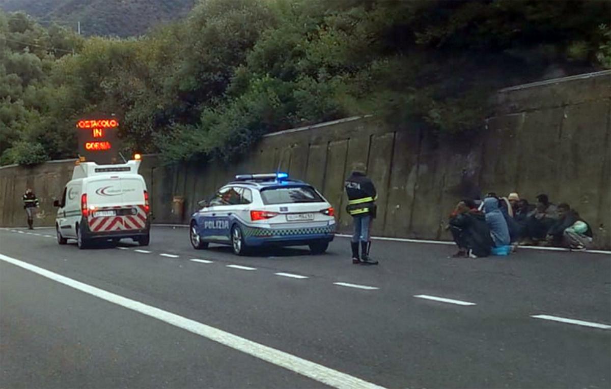 Genova, cavo si sgancia da un camion in una galleria dell’A12: forti rallentamenti ma nessun ferito