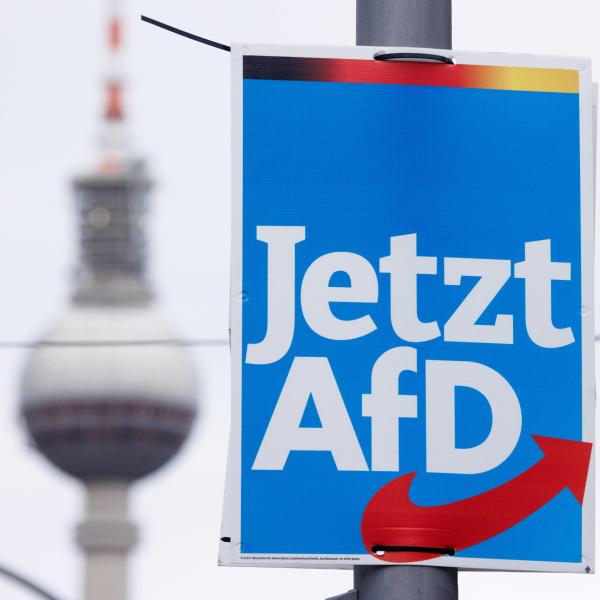 Germania, l’AfD continua a crescere nei sondaggi: la sua carta vincente è la presenza su TikTok