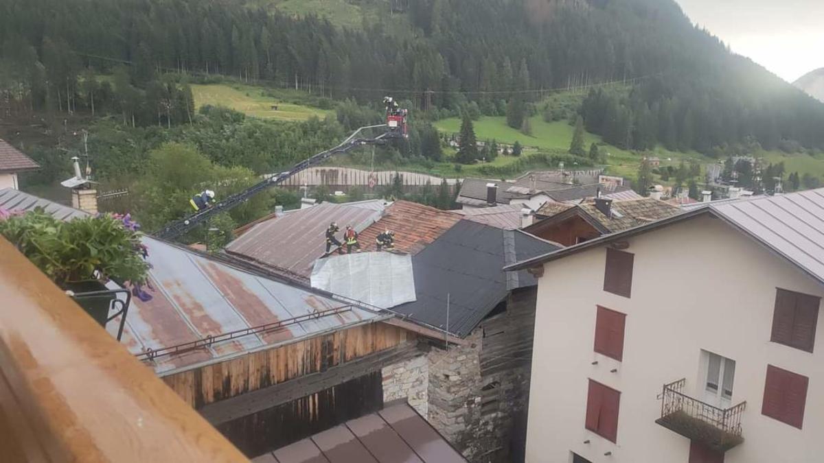 Maltempo in Alto Adige, allagamenti e frane nella notte: numerosi interventi dei vigili del fuoco, frana sulla SS12 | FOTO