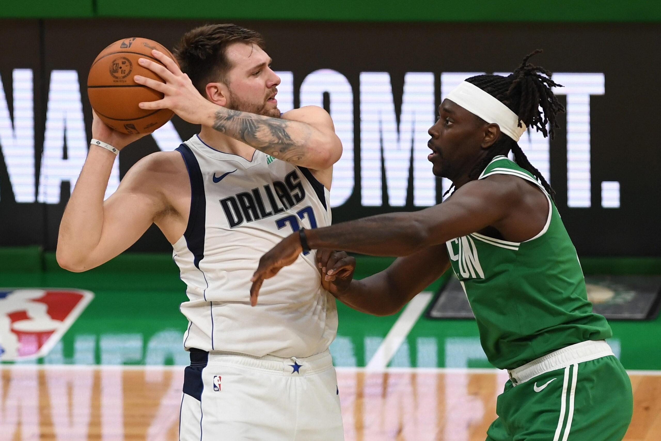 NBA 2024-2025, tripla doppia di Jokic. Doncic segna da centrocampo e Dallas vince | VIDEO