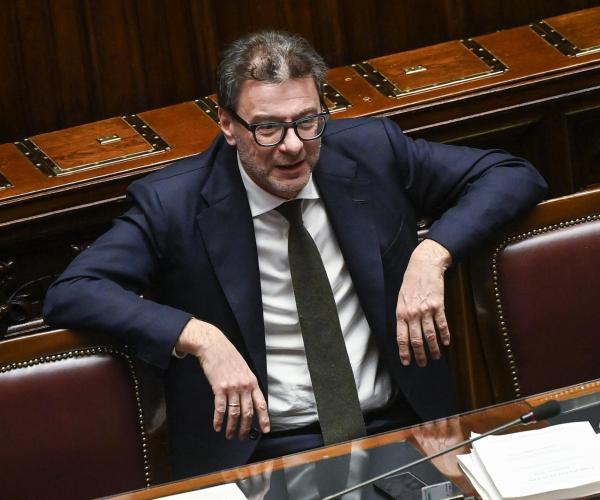 Manovra 2025, il via libera al Senato fa infuriare le opposizioni: “Solo mancette, nulla per Comuni e lavoratori”