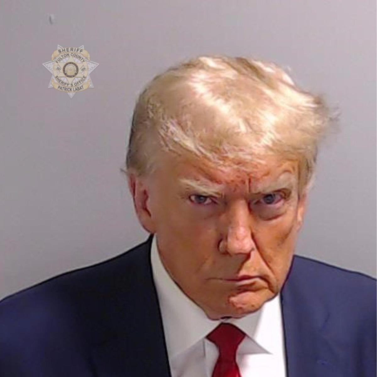 USA, Trump arrestato ad Atlanta: la foto segnaletica fa il giro del…