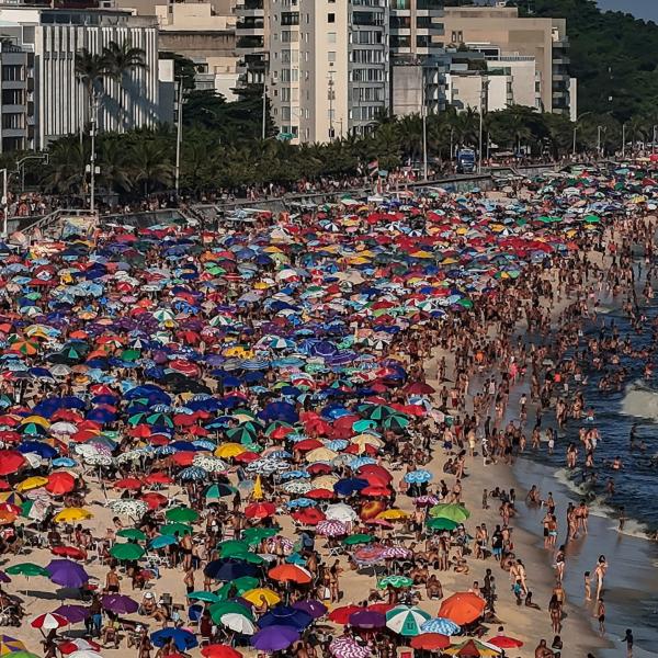 Brasile, ondata di caldo record: percepiti 62,3 gradi a Rio De Janeiro, spiagge affollate