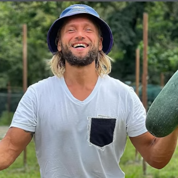 Chi è Maxim Lyutyi, l’influencer vegano che ha lasciato morire di fame il figlio di un mese: niente latte, ma “nutrimento dai raggi solari”