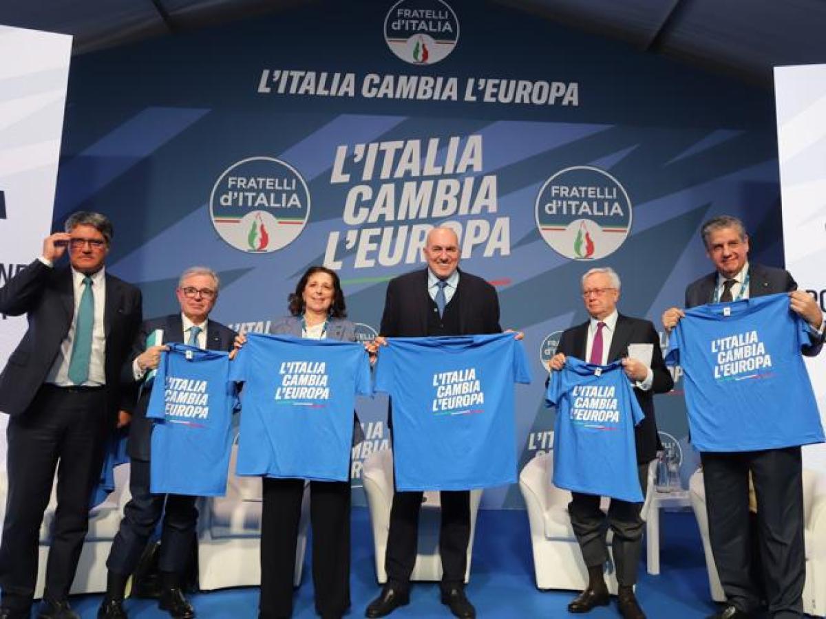 Elezioni Europee 2024, alla convention meloniana i manager di Stato con la maglietta di Fratelli d’Italia. Il Pd: “Indecoroso, chiariscano in Parlamento”