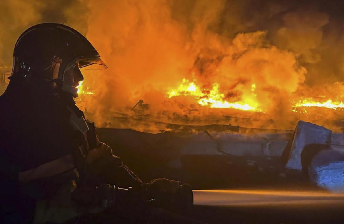 Guerra, incendio a Leopoli dopo l’ultimo attacco con droni: due feriti