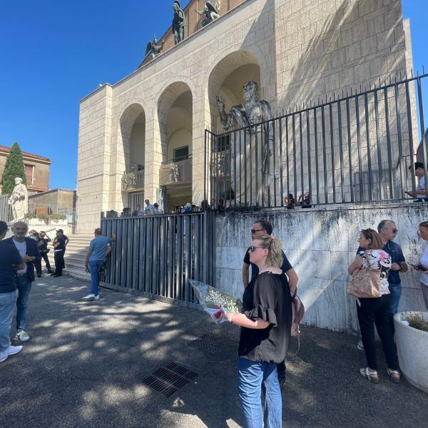 Funerale Manuela Petrangeli a Roma, l’ultimo saluto alla fisioterapista uccisa dall’ex: commozione e rabbia. “Le istituzioni non fanno mai niente”