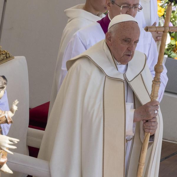 Perché il Papa ha detto “nei seminari già c’è troppa frociaggine”? Il vaticanista Raffaele Luise: “Parole gravi, ma è tutto l’opposto di un omofobo”