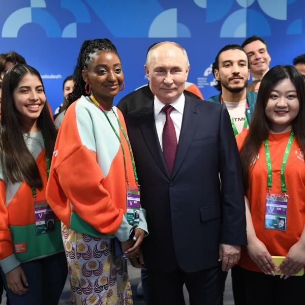 Putin, Festival Mondiale della Gioventù: “Attacco a Belogrod è crimine di guerra”. E alle ragazze presenti: “Scopo della donna è procreare”