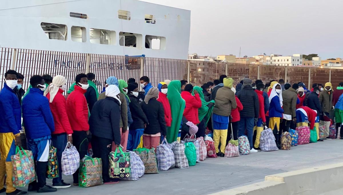 Lampedusa, continuano gli sbarchi di migranti: 333 le persone arrivate nella notte sull’isola. Tra loro anche donne e minori