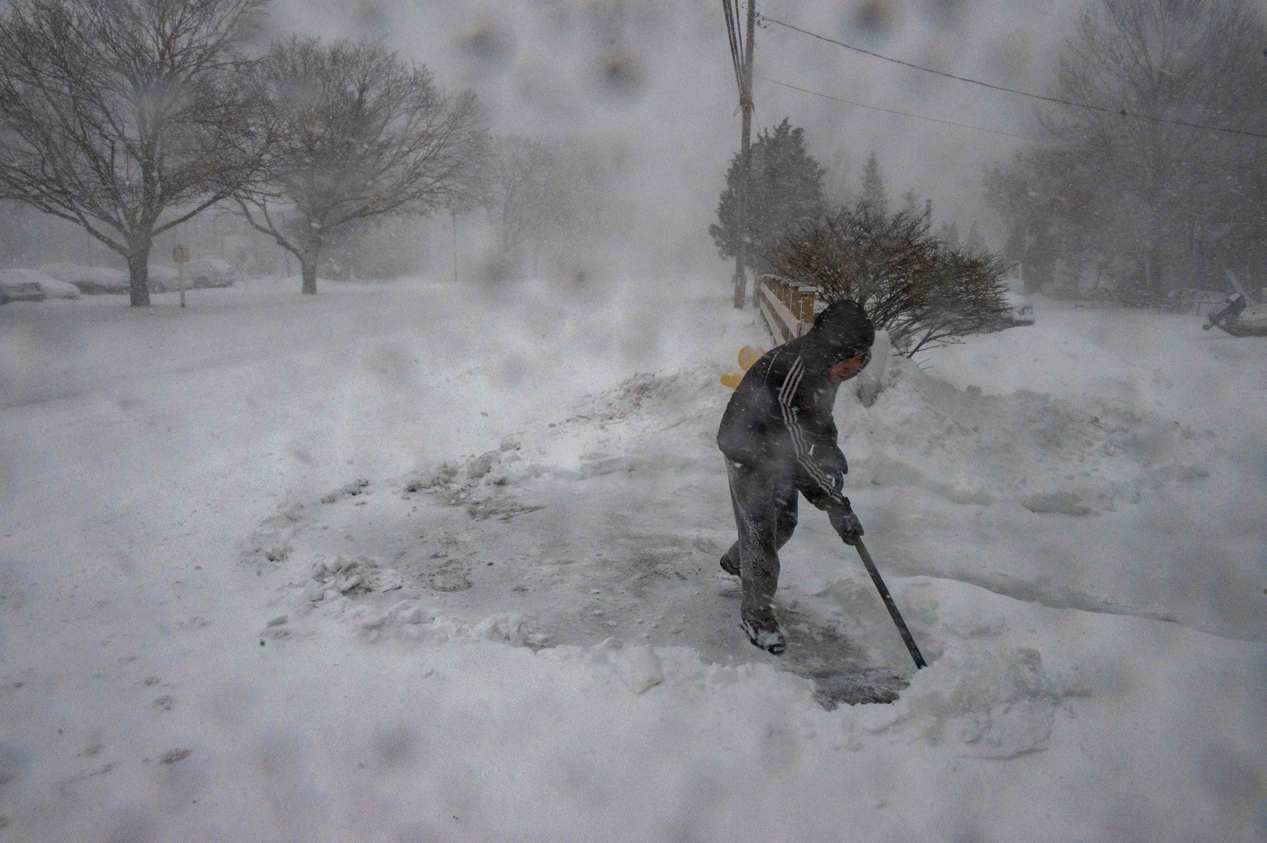 Stati Uniti: dichiarato stato di emergenza neve e temperature glaciali, cancellati oltre 2.300 voli