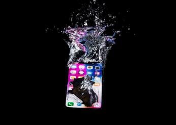 Cosa fare quando il telefono cade in acqua: consigli pratici per evitare danni