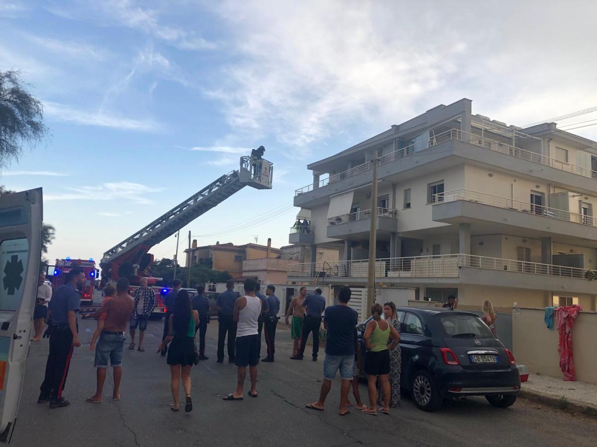 Fiumicino, incendio in una palazzina a Via del Faro: salvate donna e bambina. Causa: cortocircuito bici elettrica | VIDEO e FOTO