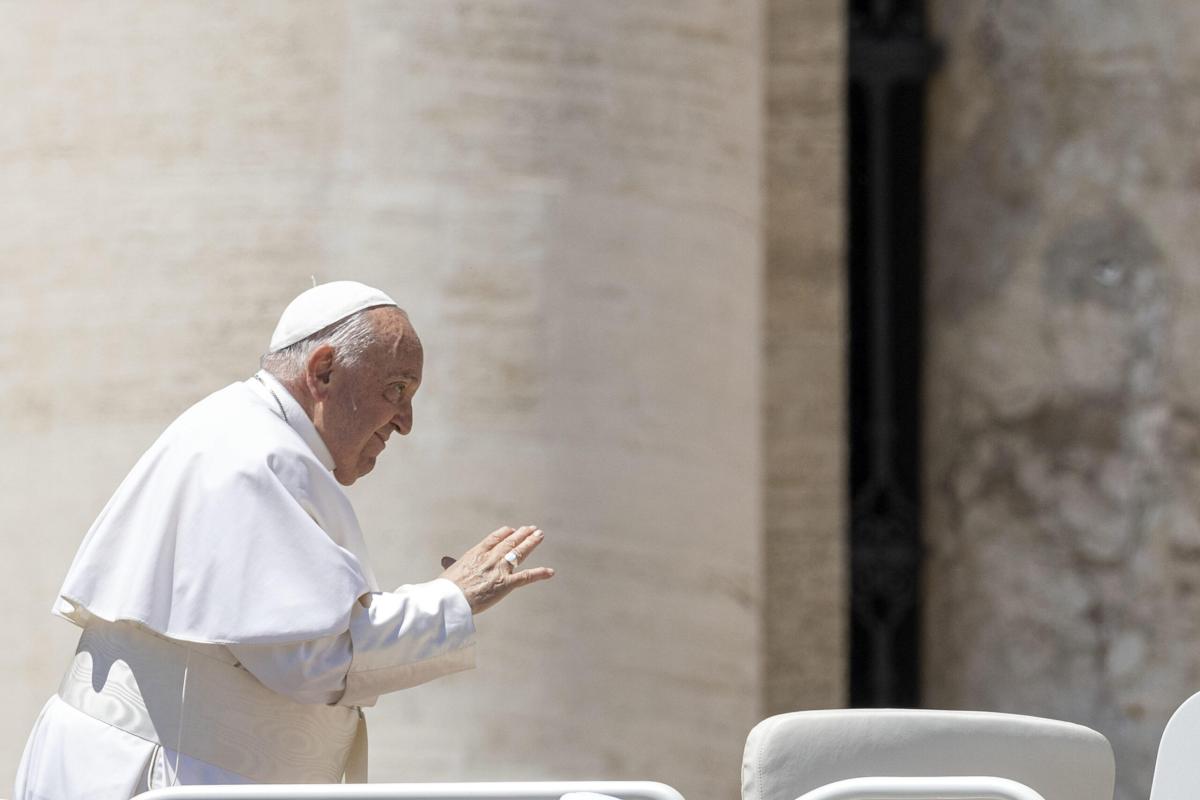 Papa Francesco e la “frociaggine” nei seminari, Simona Aiello, prof. transgender e candidata per FdI a Torre Annunziata: “Rimango una credente, ma le parole sono pietre”