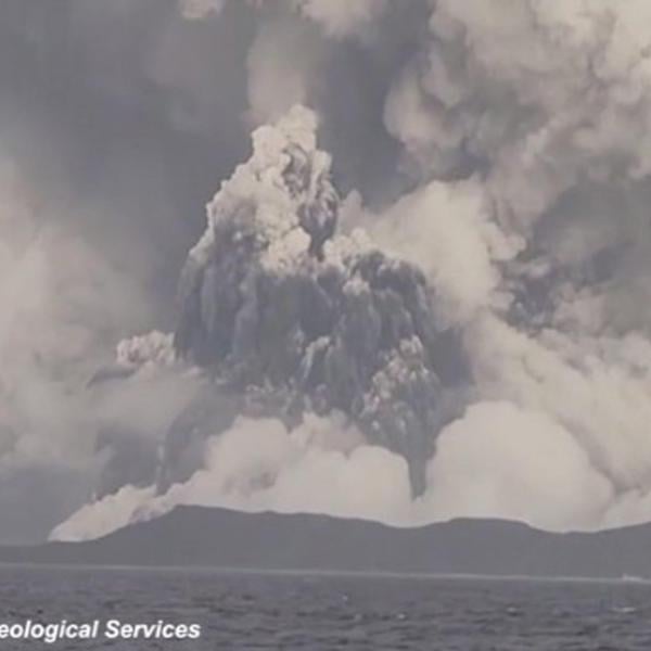 Nuova isola nell’Oceano Pacifico: nata in 11 ore dall’eruzione del vulcano Home Reef