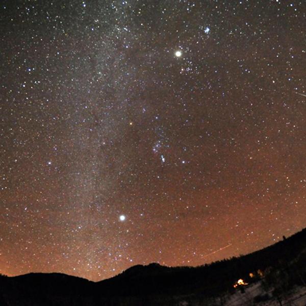 Stasera lo spettacolo delle Geminidi. Le stelle cadenti più belle d’inverno che illumineranno Santa Lucia