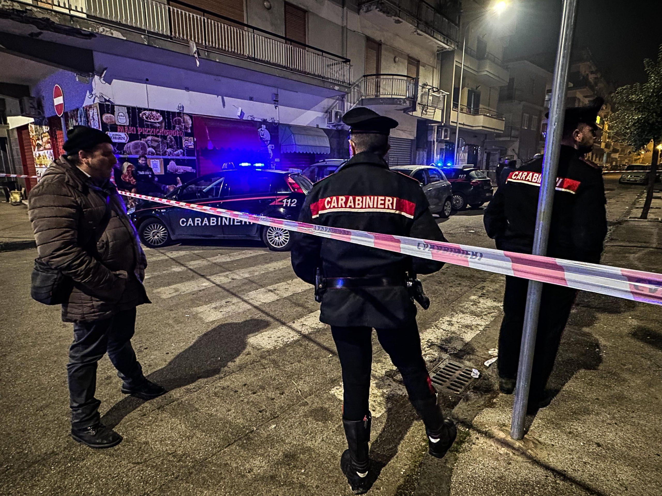 Omicidio ad Afragola, uomo freddato a colpi di pistola davanti ad una salumeria