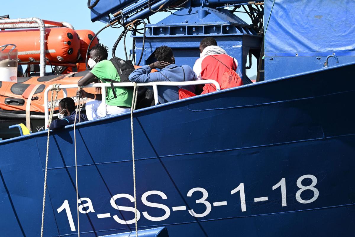 Migranti, Alarm Phone: “Soccorsi 34 alla deriva e sbarcati a Pozzallo”