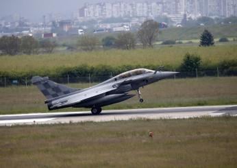 Francia, incidente aereo nel nordest del Paese: scontro tra due caccia militari, un ferito e un disperso | FOTO