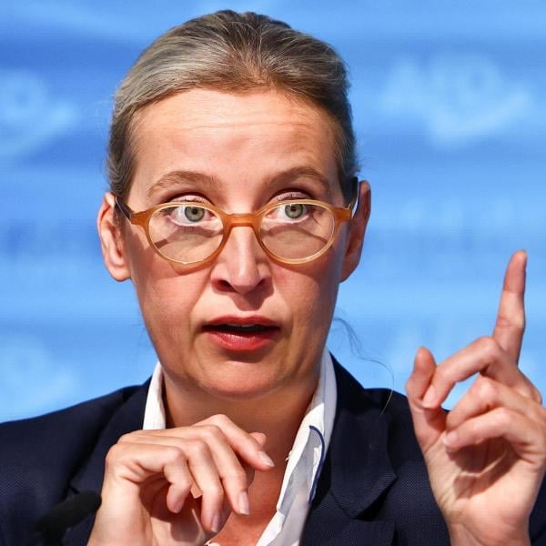 Germania, chi è Alice Weidel: età, moglie, figli, altezza, canale TikTok della co-presidente di Afd che invoca la Dexit | FOTO E VIDEO