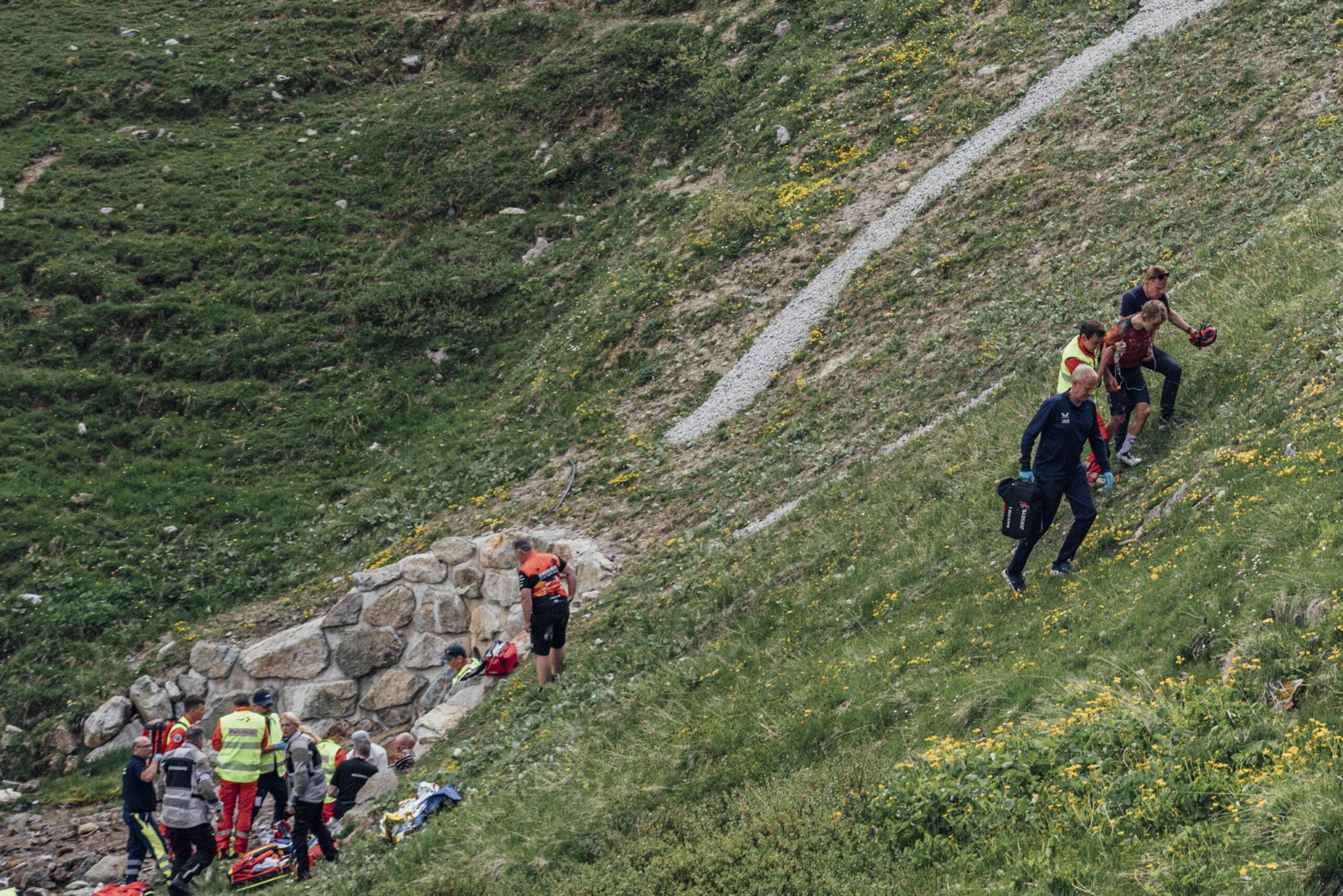 Giro di Svizzera, Gino Mader in gravi condizioni dopo la caduta in un burrone