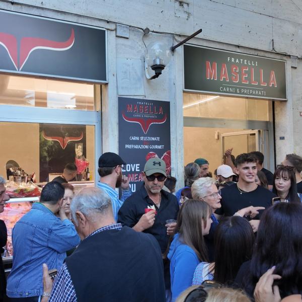 Paolo Masella apre la macelleria, Letizia al suo fianco: “Presto per la convivenza. Beatrice opinionista al GF? Ecco che pensiamo” | Video