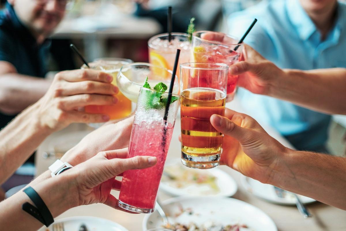 Uso di alcol tra i giovani, le ragazze toscane superano i maschi