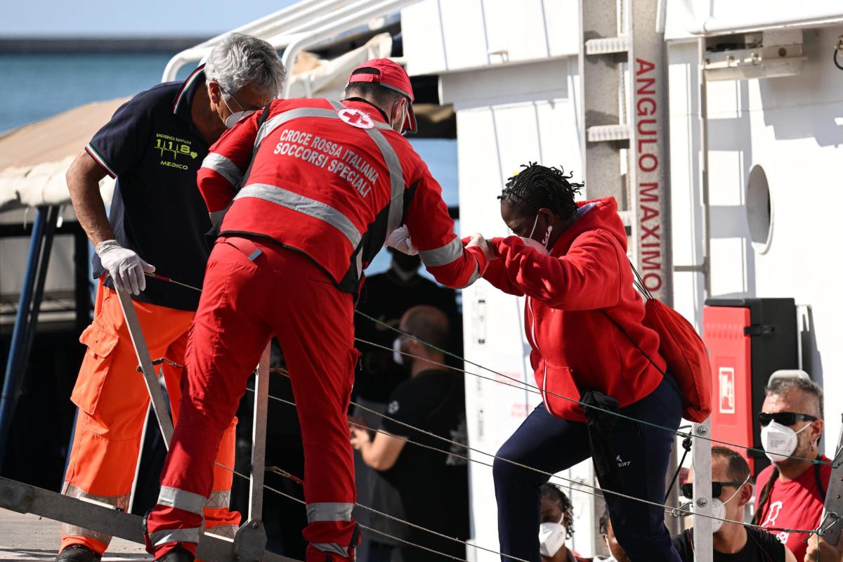 Migranti, in 49 sbarcano nel porto di Augusta: scoperti e denunciat…