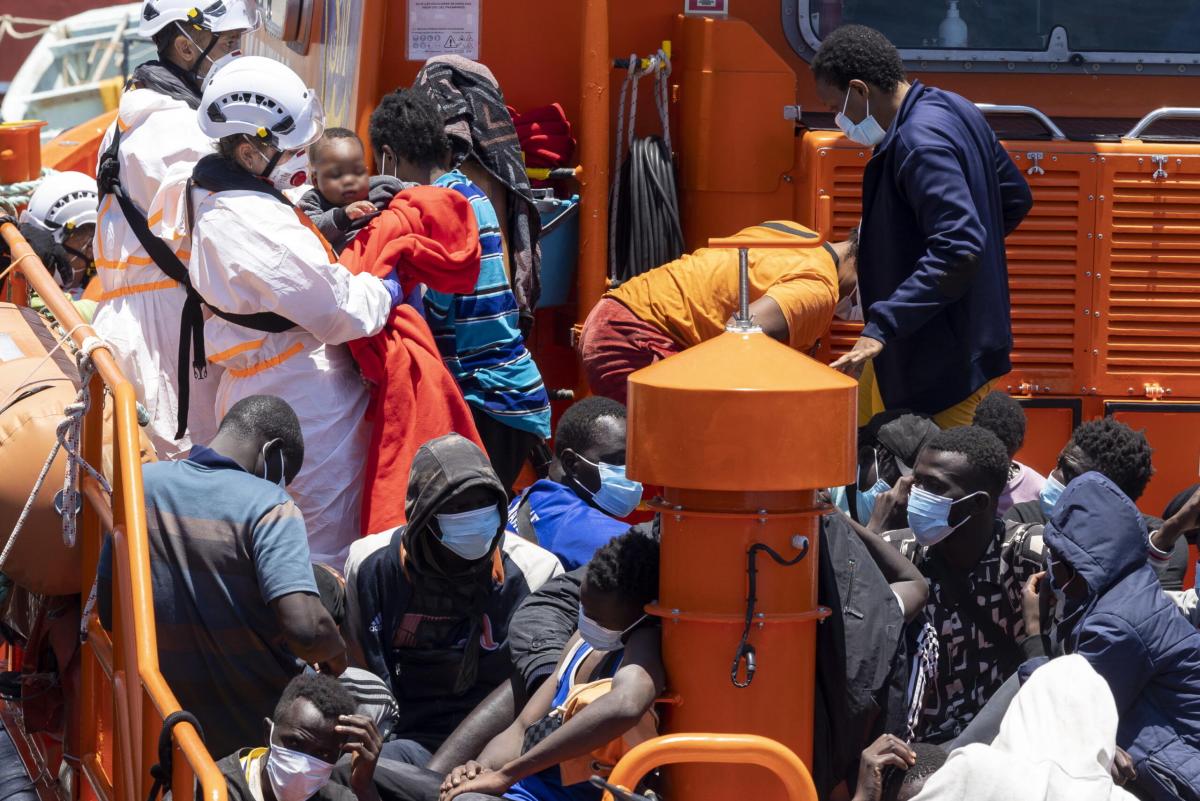 Emergenza migranti, oltre 100 persone sbarcano in Calabria. Attesi …