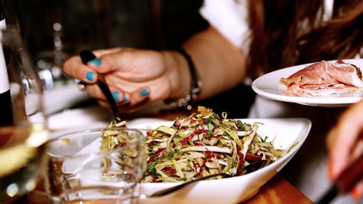 Doggy bag obbligatoria in Italia? Vantaggi, tabù e cosa succede nel resto del mondo