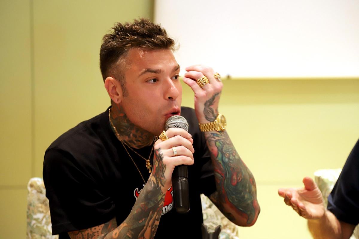 Chi sono le due ragazze che si baciano in discoteca con Fedez? | VIDEO