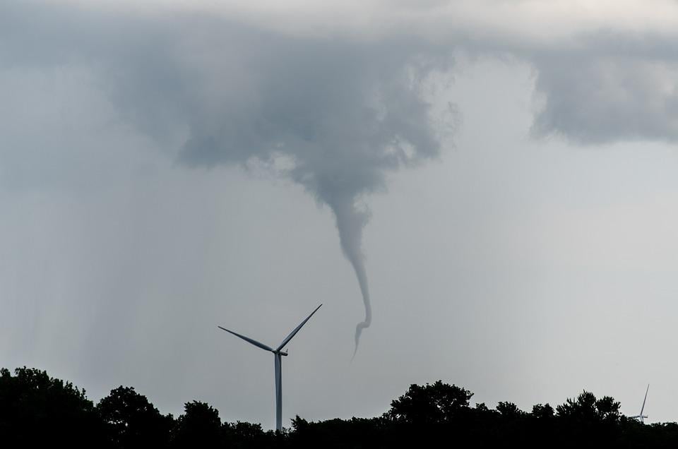 Maltempo a Roma, in cielo un tubo nuvoloso simile a un tornado nella zona dei Castelli Romani: cos’è il funnel cloud