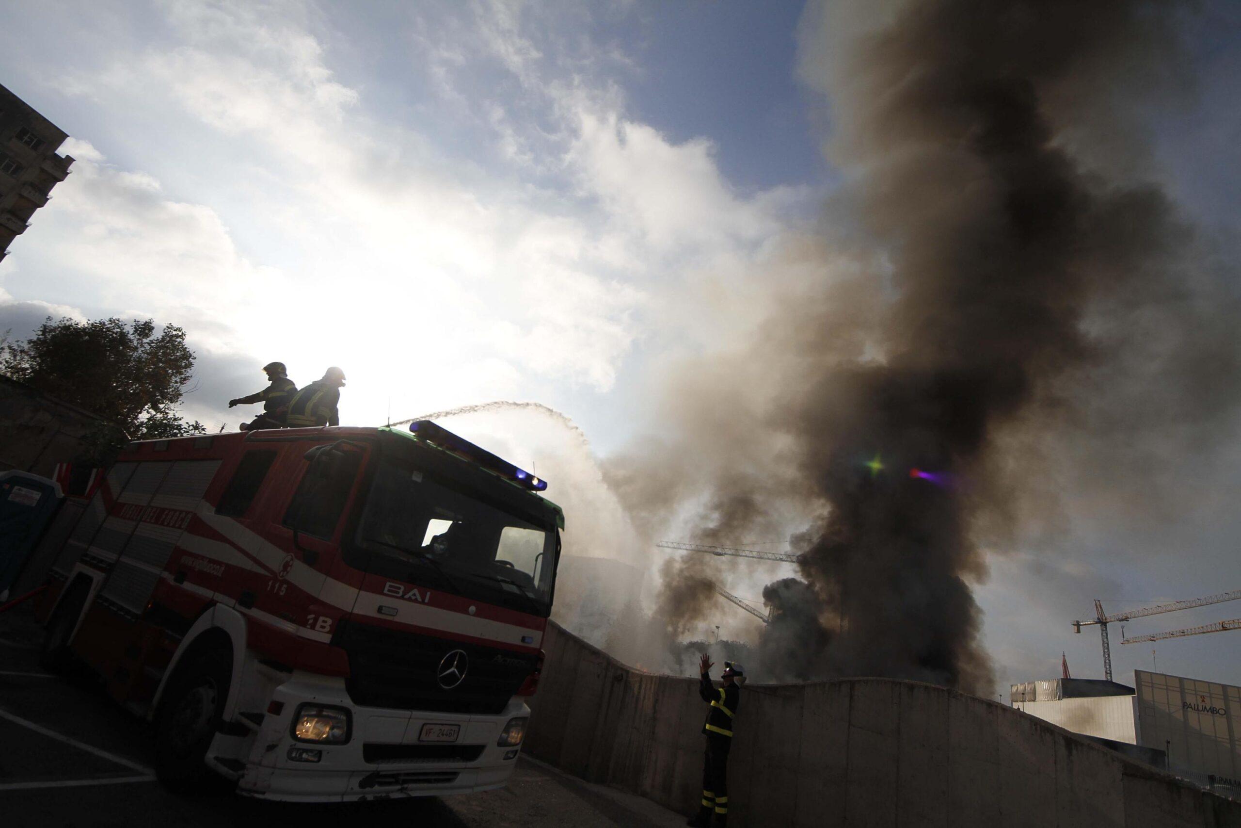 Incendio alla Ilga Gomma di Vigevano. ATS e Comune consigliano di tenere chiuse le finestre