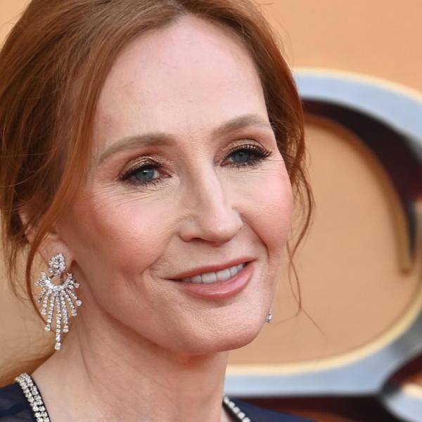 JK Rowling e l’ennesima critica ai diritti trans: “I labouristi li antepongono alle donne”