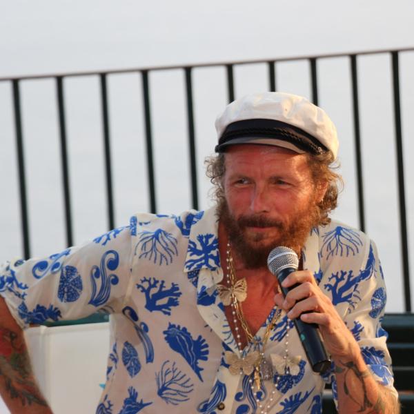 Jovanotti a rischio trombosi, bloccato in sedia a rotelle a Santo Domingo