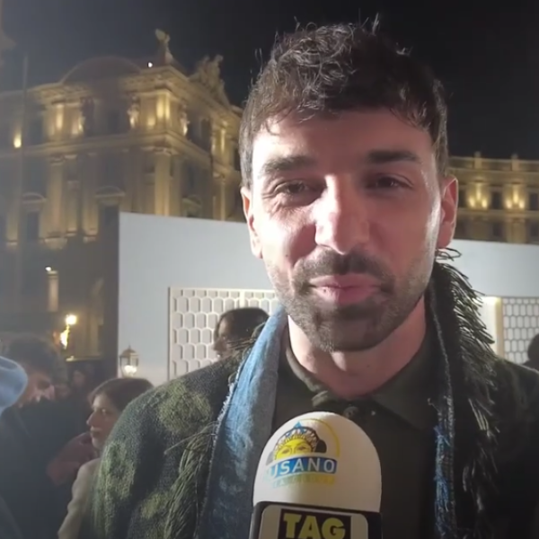 Raimondo Todaro sul red carpet di “Berlino”: “Festa ad Amici per Lorella Cuccarini a Sanremo” | VIDEO