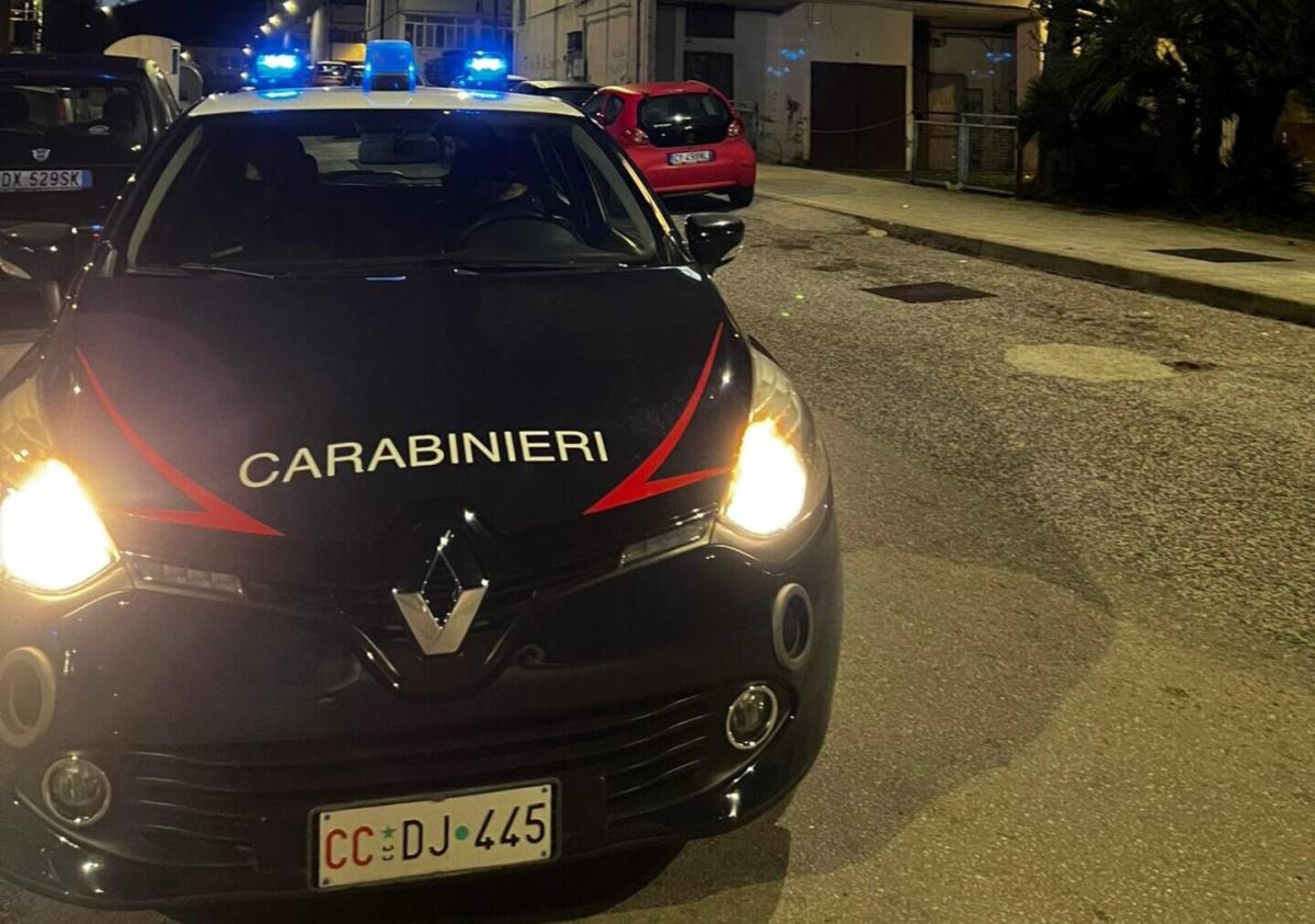 Schiaffi e pugni per uno sguardo a Positano: 5 persone arrestate pe…