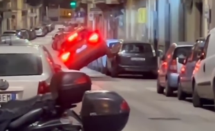 Bari, Suv sale sulle auto parcheggiate a bordo strada nella notte: il VIDEO