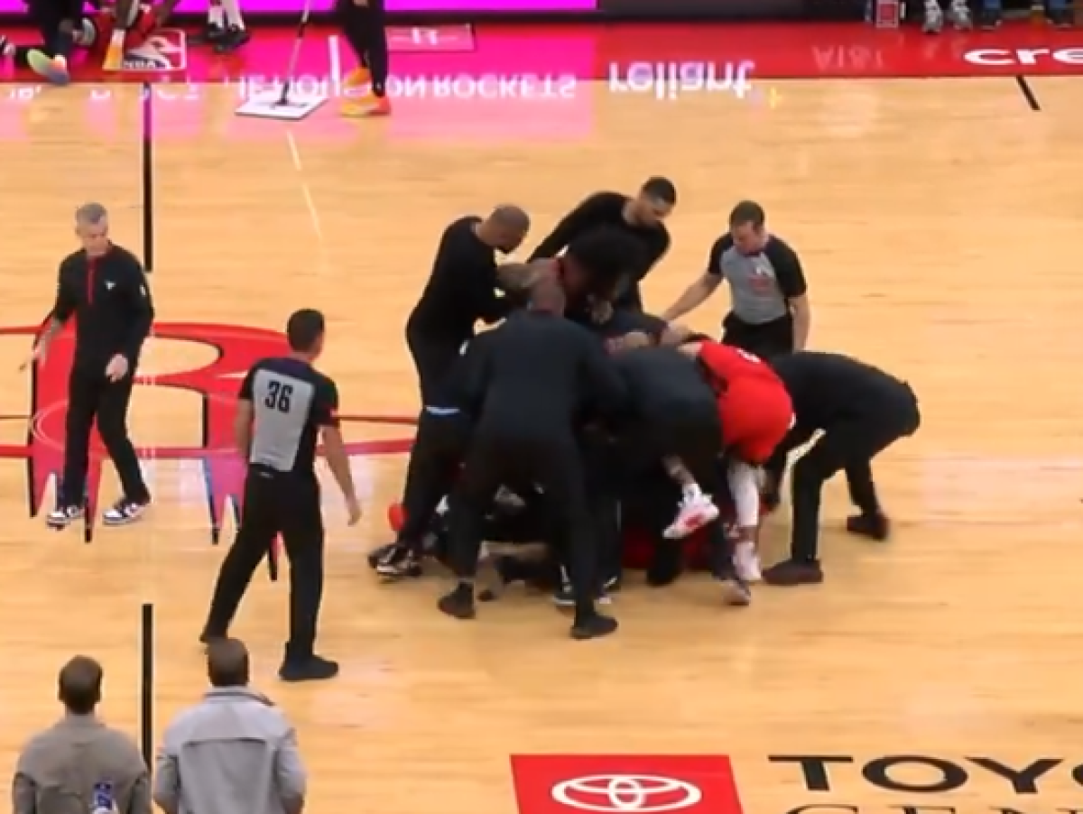 NBA, brutto fallo di DeRozan e rissa tra Houston e Toronto | VIDEO