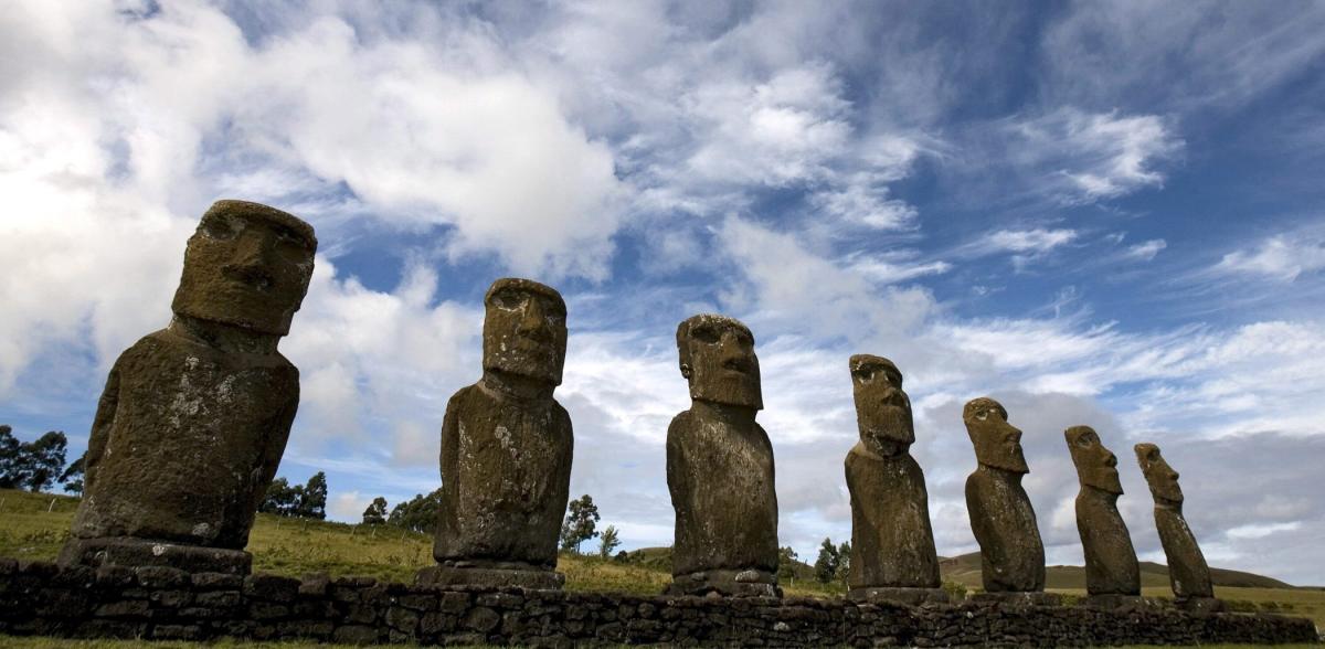 Isola di Pasqua, statue Moai danneggiate dalle fiamme