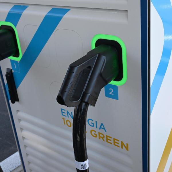 Auto green, inaugurato a Napoli il primo distributore di sola energia elettrica