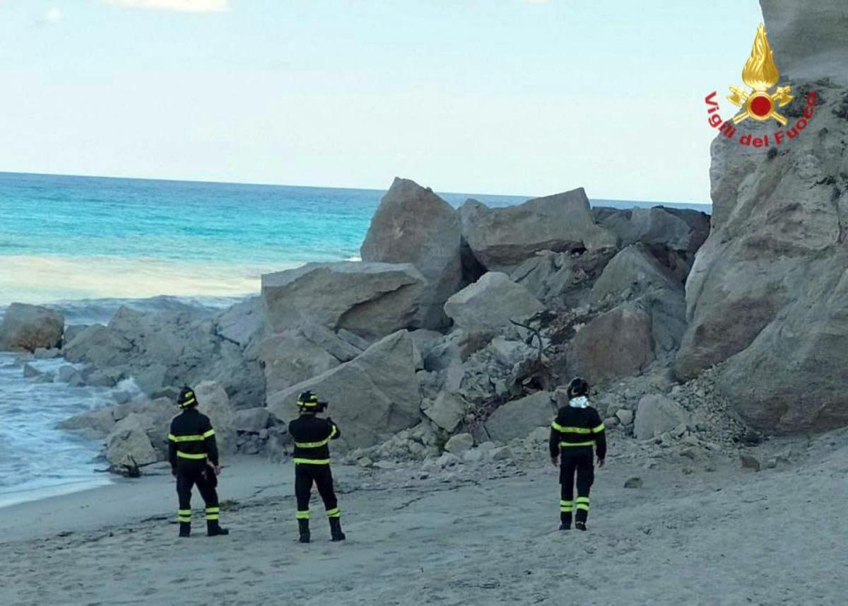 Tropea, crolla costone di roccia sulla spiaggia