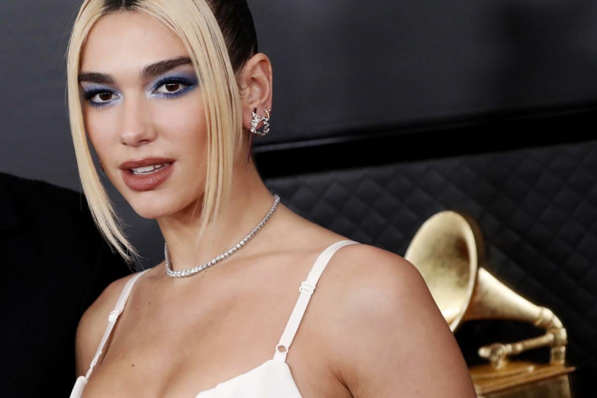 Dua Lipa, trucco blu sugli occhi diventa il make-up delle star: le foto da Taylor Swift a Rihanna