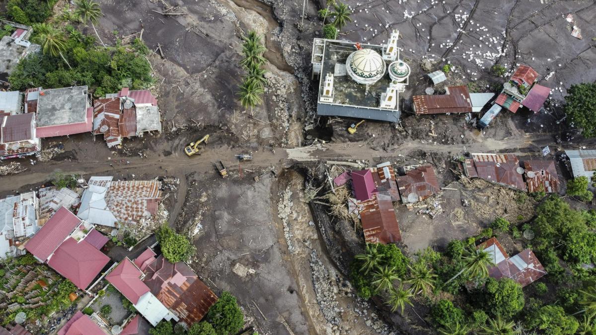 Indonesia, aumenta il numero delle vittime dell’alluvione iniziata lo scorso sabato: morte 52 persone, 27 dispersi | VIDEO